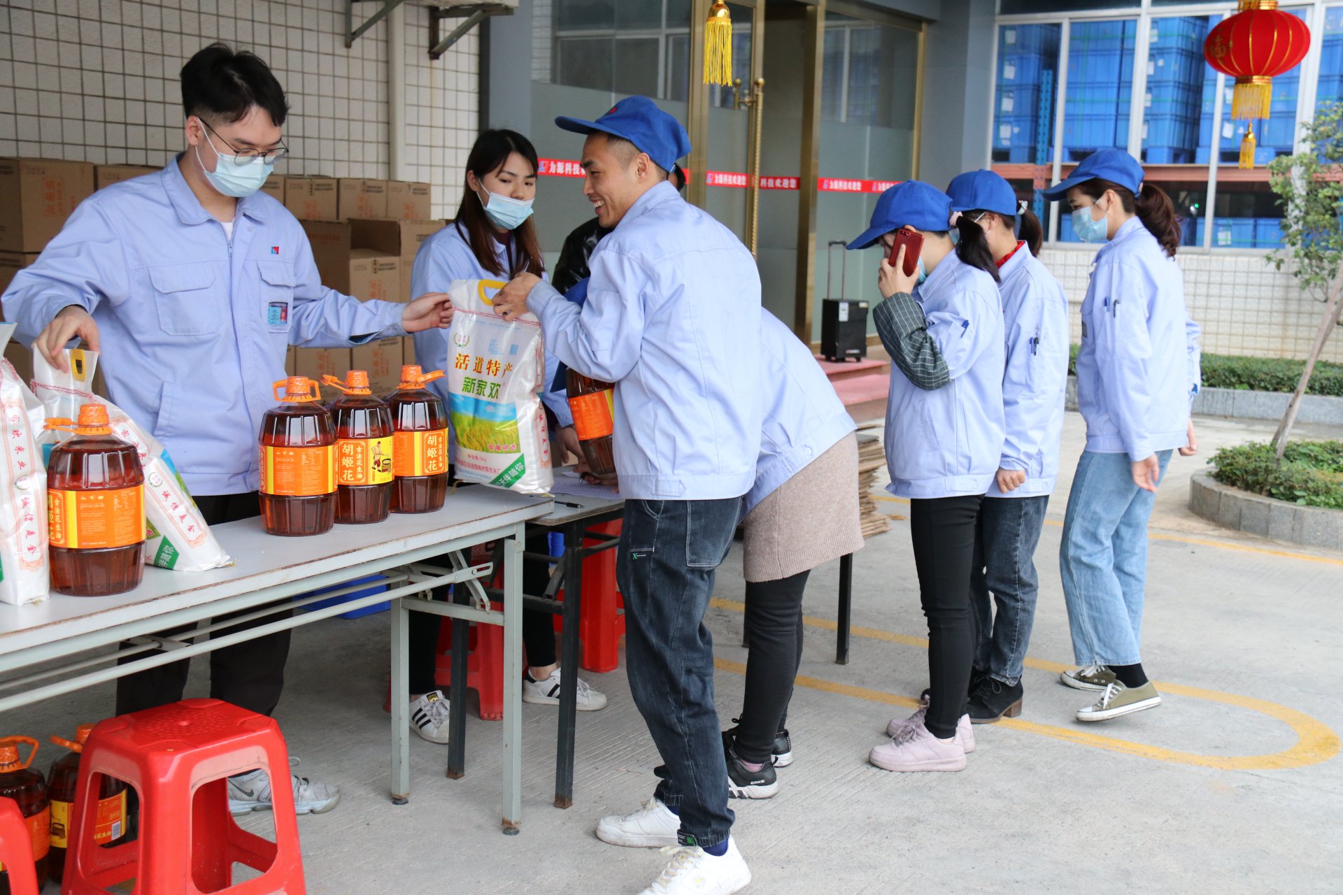 金牛送福，喜迎新春——力源科技向全體員工發(fā)放春節(jié)福利